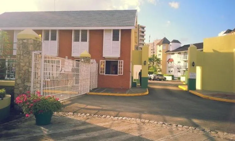 Private 2 Bedroom Beachfront Penthouse Condo Ocho Rios, Jamaica Apartamento